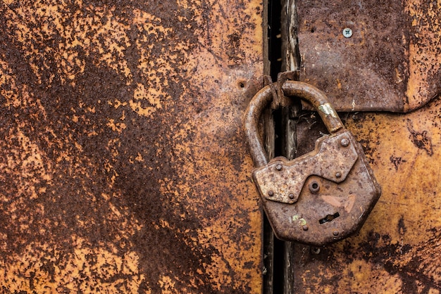 Vecchia serratura vintage sulla porta grunge