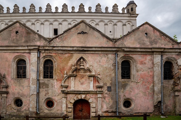 Vecchia sinagoga nella città di Zhovkva Lviv regione dell'Ucraina