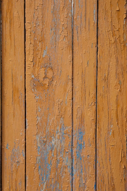 vecchia staccionata in legno dipinta con vernice arancione