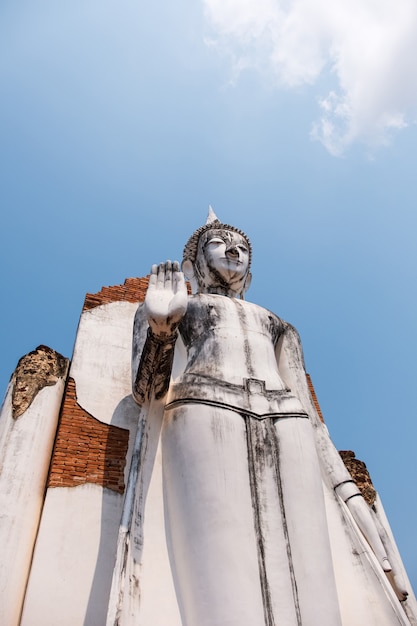 Vecchia statua bianca del Buddha nello stile tailandese tradizionale