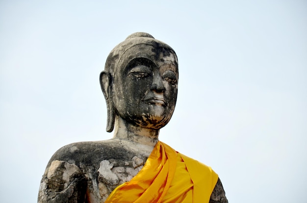 Vecchia statua del buddha e antico edificio al tempio Wat Worachet Tharam al parco storico di Ayutthaya ad Ayutthaya in Thailandia
