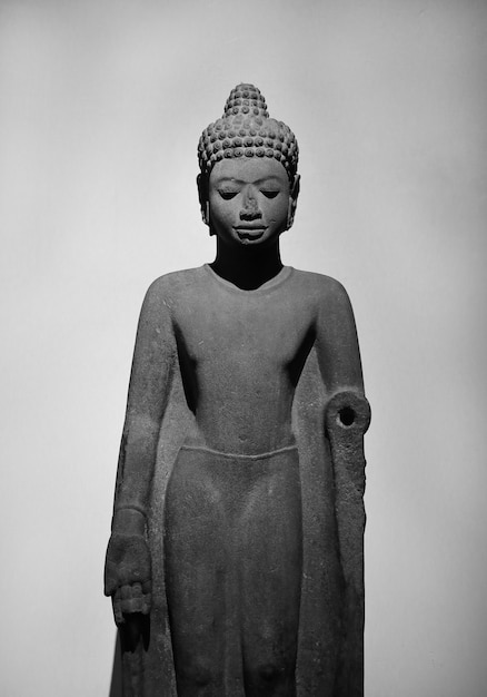 Vecchia statua di Buddha in tono bianco e nero