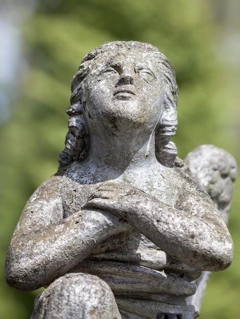 Vecchia statua sulla tomba nel cimitero di Lychakivskyj di Lviv, Ucraina.