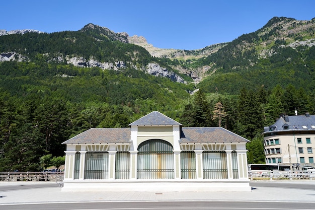 Vecchia stazione di Canfranc con i Pirenei sullo sfondo