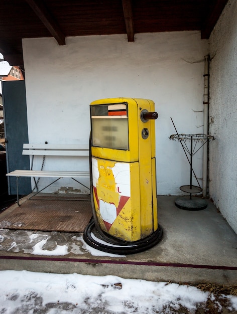 Vecchia stazione di servizio abbandonata con pompa gialla