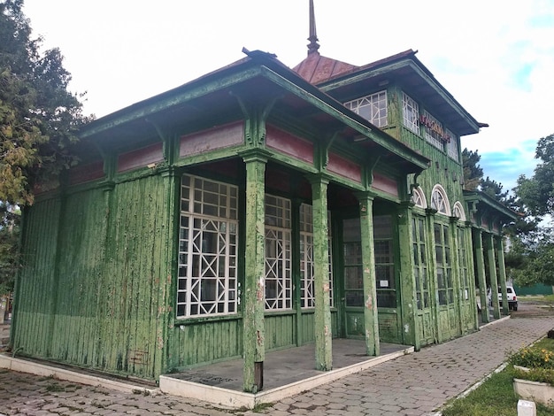 Vecchia stazione ferroviaria di legno nella città di Kislovodsk, Russia.