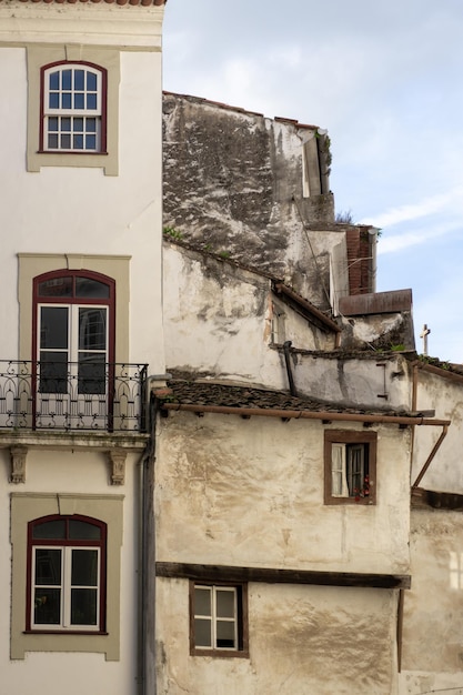 Vecchia strada di Coimbra con case bianche