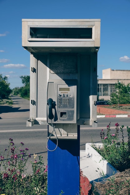 Vecchia strada in piedi retrò telefono pubblico