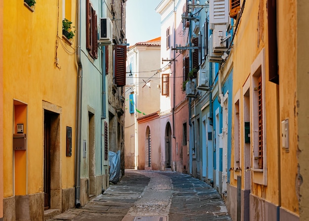 Vecchia strada nel centro storico di Isola, Slovenia