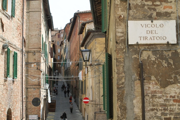 Vecchia strada nel villaggio italiano