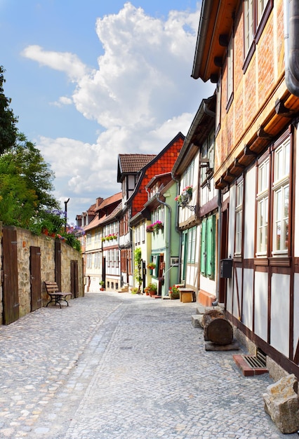 Vecchia strada nella città di Quedlinburg in Germania