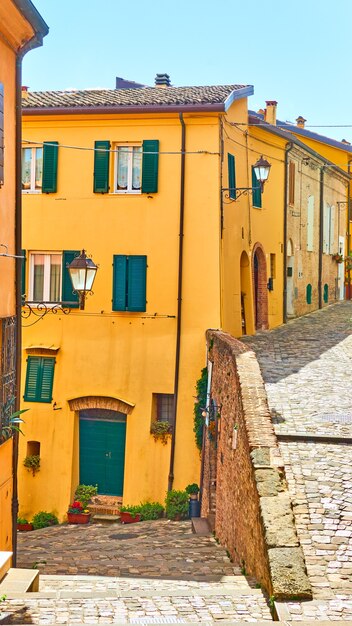 Vecchia strada nella città di Santarcangelo di Romagna, provincia di Rinini, Italy