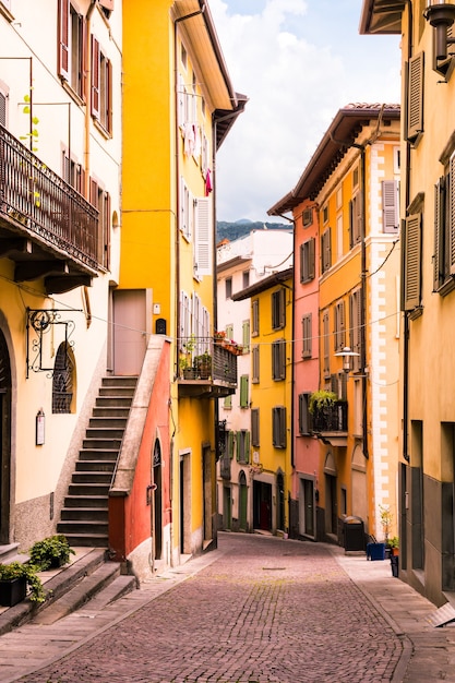 Vecchia strada panoramica con case colorate con persiane in legno del centro storico. Attrazione turistica