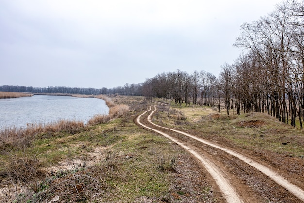 Vecchia strada vicino al paesaggio fluviale russia