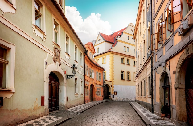 Vecchia stradina di Praga all'alba