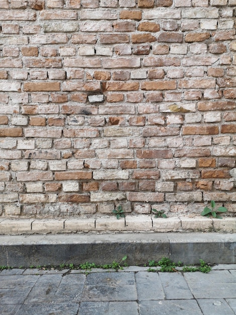 Vecchia struttura del muro di mattoni stagionato