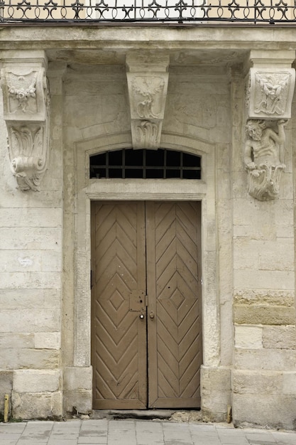 Vecchia struttura della porta di legno antica nello stile medievale europeo