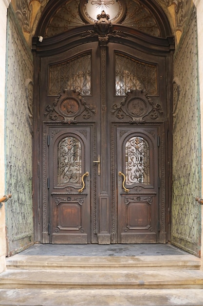 Vecchia struttura della porta di legno antica nello stile medievale europeo