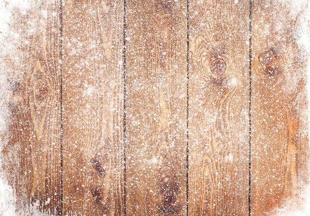 Vecchia struttura di legno con neve