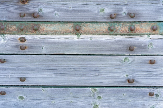 Vecchia struttura di legno con rivetti.