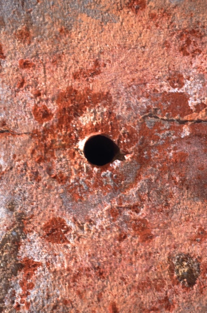 Vecchia superficie di parete in pietra o mattoni deteriorata vista da vicino sfondo con intonaco
