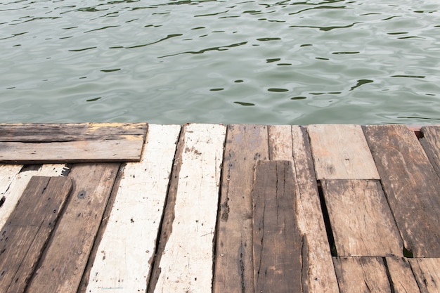 Vecchia tavola di legno accanto alla vista dell&#39;angolo alto del lago