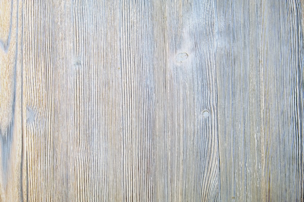 Vecchia tavola di legno naturale dipinta di bianco come una parete
