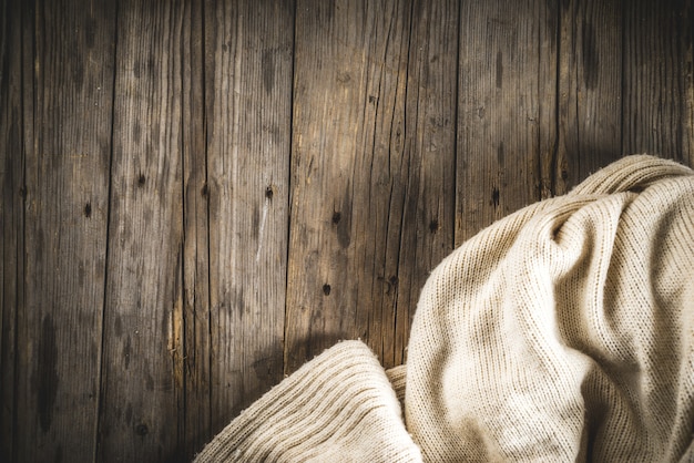 Vecchia tavola di legno rustica con una coperta calda