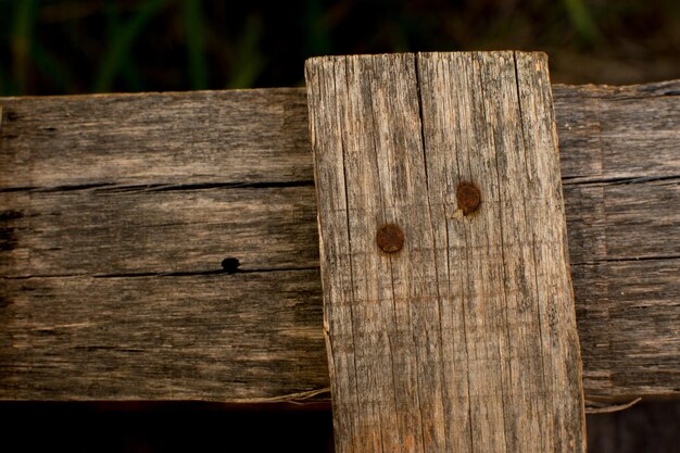 Vecchia tavola di legno usurata dal tempo