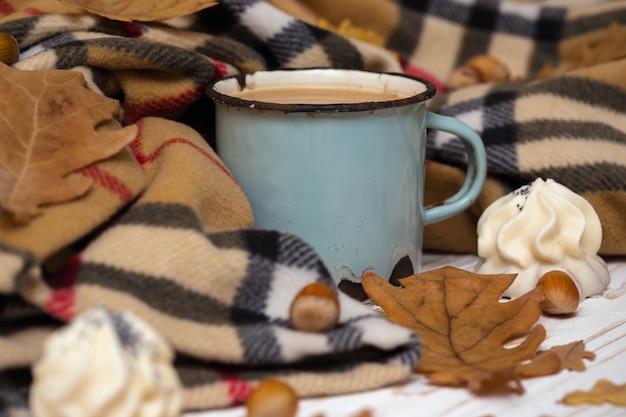 Vecchia tazza di caffè con torta e decorazioni