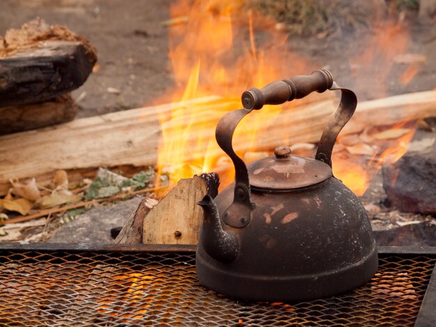 Vecchia teiera sul fuoco.