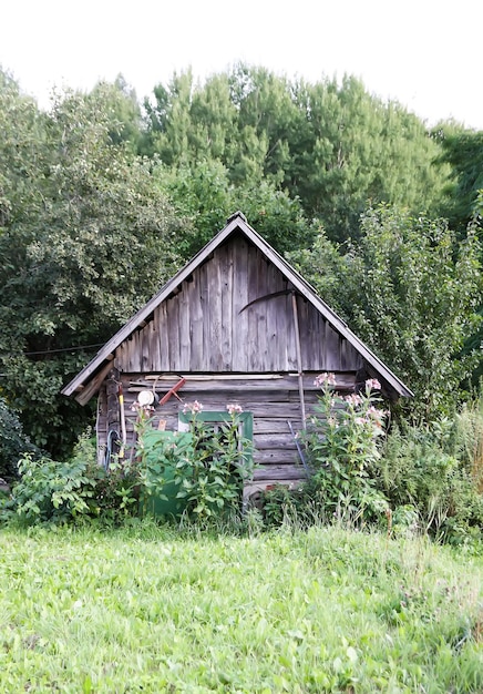 Vecchia tettoia di legno nel villaggio Fabbricati agricoli