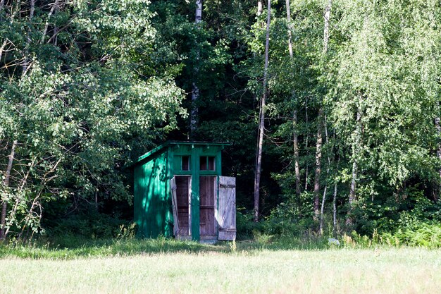 Vecchia toilette in legno