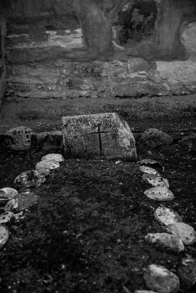 Foto vecchia tomba in pietra