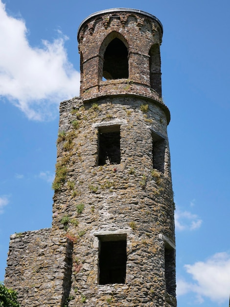 Vecchia torre del castello celtico su sfondo blu cielo Castello di Blarney in Irlanda Fortezza celtica