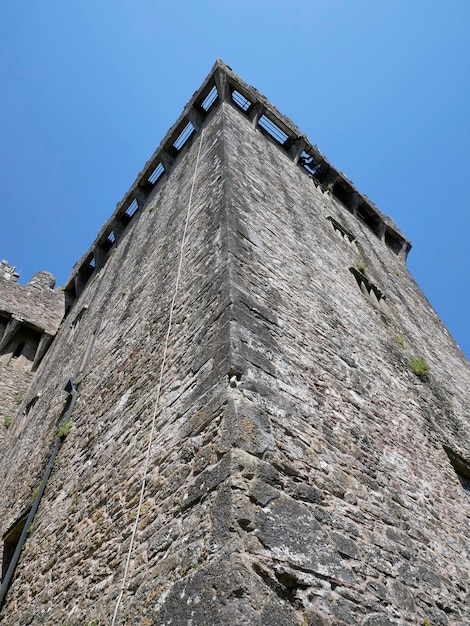 Vecchia torre del castello celtico su sfondo blu cielo Castello di Blarney in Irlanda Fortezza celtica