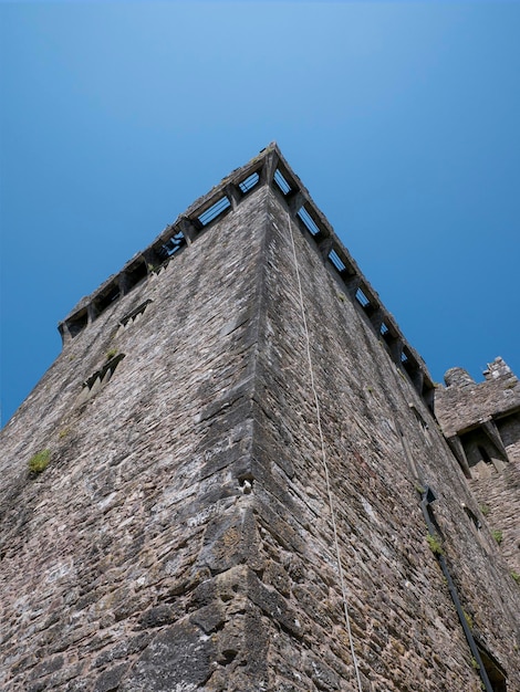 Vecchia torre del castello celtico su sfondo blu cielo Castello di Blarney in Irlanda Fortezza celtica