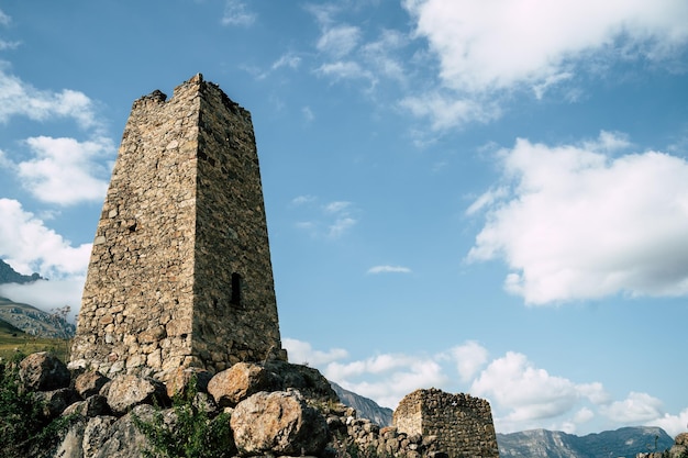 Vecchia torre di pietra nel verde terreno montuoso