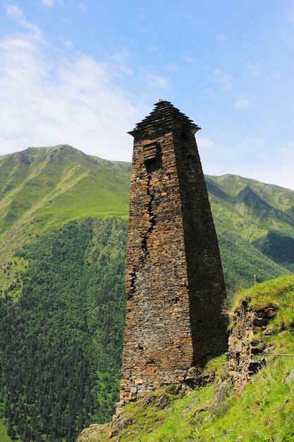 Vecchia torre rovine nel vecchio villaggio di Kvavlo, Tusheti, Georgia