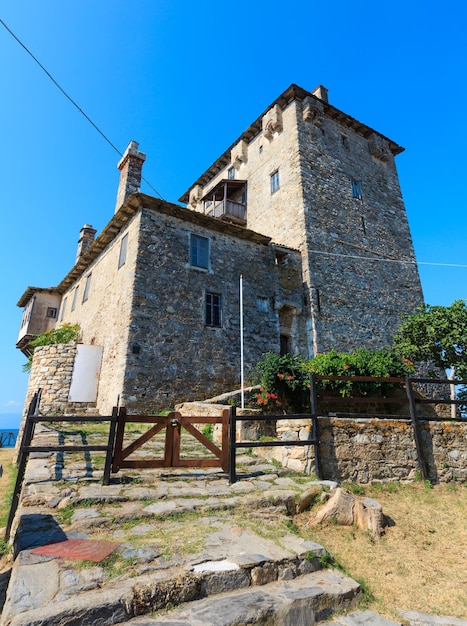 Vecchia torre sulla costa (Ouranoupoli, Chalcidice, Grecia).