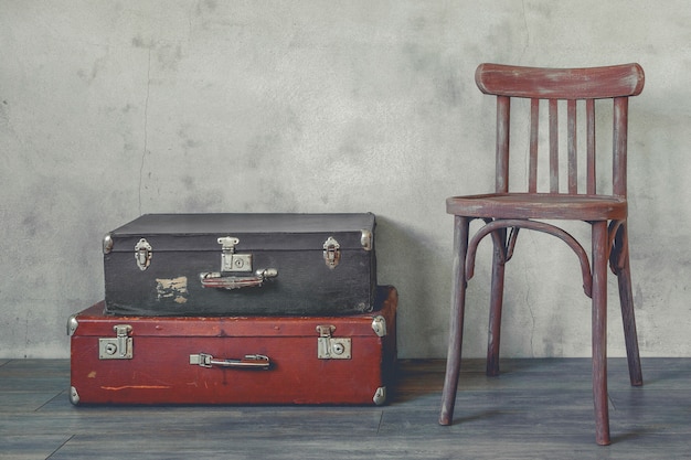 Vecchia valigia e una sedia in legno