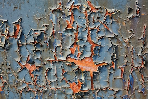 Vecchia vernice incrinata su un foglio di metallo, colpo del primo piano