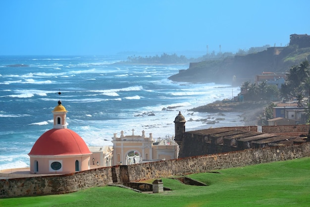 Vecchia vista sull'oceano di San Juan con edifici