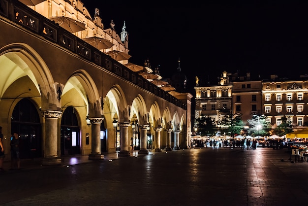 Vecchia zona commerciale di notte di Cracovia nelle luci dei lampioni. Vecchia Europa.