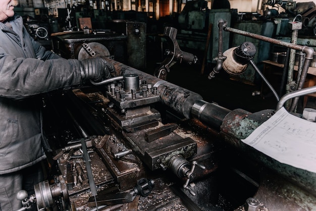 Vecchie attrezzature macchine utensili in stile rustico in una fabbrica meccanica abbandonata