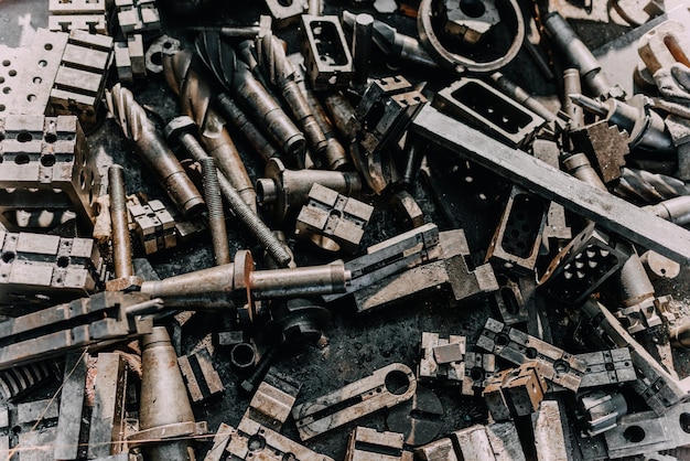 Vecchie attrezzature macchine utensili in stile rustico in una fabbrica meccanica abbandonata