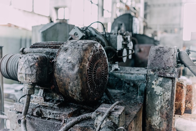 Vecchie attrezzature macchine utensili in stile rustico in una fabbrica meccanica abbandonata