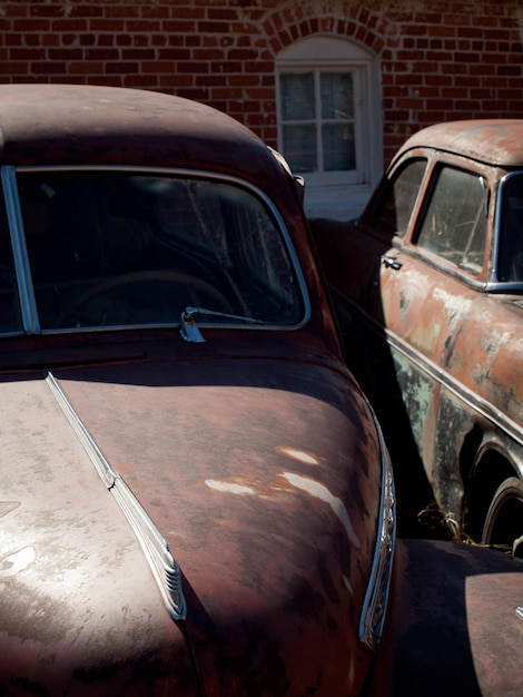 Vecchie auto nel garage di Ramah, in Colorado.