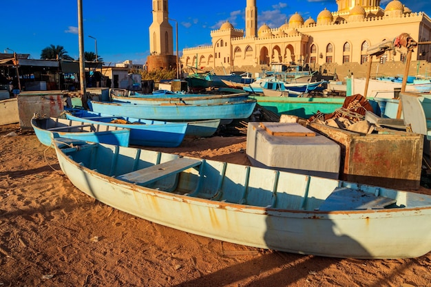 Vecchie barche a terra vicino alla moschea El Mina Masjid a Hurghada, in Egitto