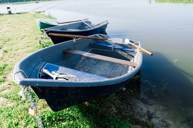 Vecchie barche su un lago, mondo della bellezza. Stile retrò.